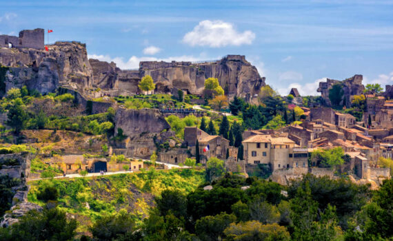 Panoramablick auf das Bergdorf Les Baux-de-Provence und die Ruinen seiner Burg auf einem Felssporn in den Alpilles