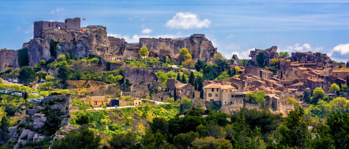 Panoramisch uitzicht op het bergdorp Les Baux-de-Provence en de ruïnes van zijn kasteel op een rotspunt in de Alpilles