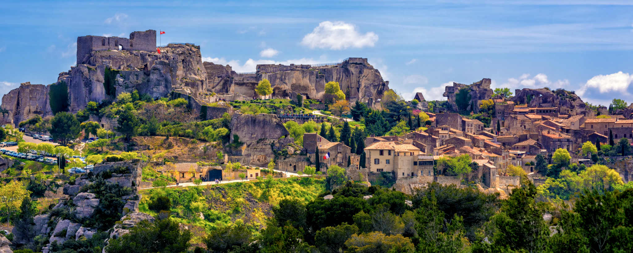 Vue panoramique du village des Baux-de-Provence et des ruines de son château perchés sur un éperon rocheux des Alpilles